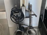 une machine posée sur une table dans une cuisine