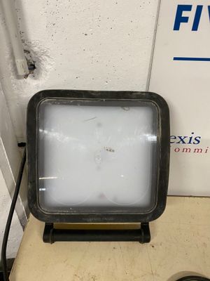 un petit téléviseur posé sur une table en bois
