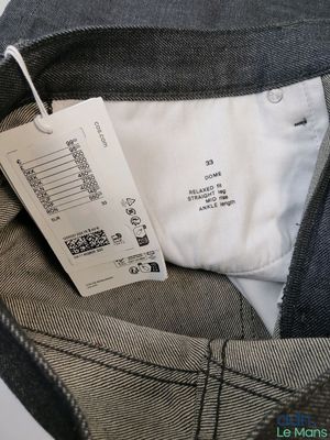une étiquette sur la poche d'un jean