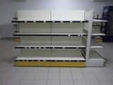 une étagère vide au milieu d'un magasin