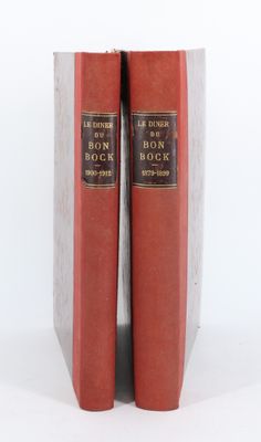 deux livres rouges posés l'un sur l'autre sur une surface blanche