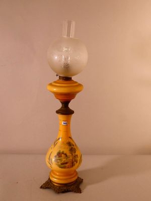 une lampe posée sur une table