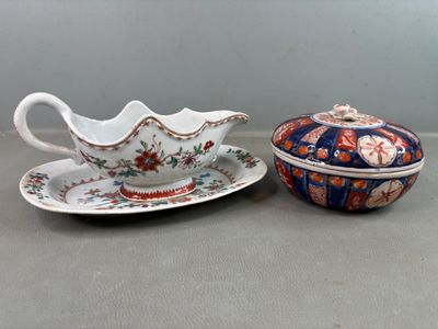 deux pièces en porcelaine posées sur une table, accompagnées d'un bol et d'une soucoupe