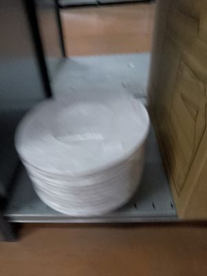 une pile d'assiettes posée sur une étagère en métal