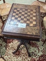 TABLE TRAVAILLEUSE en bois sculpté, le plateau formant abatt…