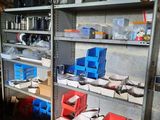 une pièce où se trouvent de nombreuses étagères et des bacs