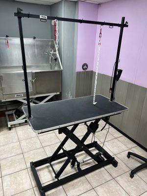 une image représentant une pièce avec une table et une chaise à l'intérieur