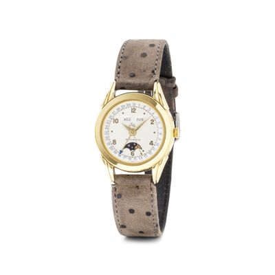 un gros plan d'une montre-bracelet au cadran blanc et au bracelet en cuir marron