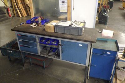 une image d'un établi dans un garage