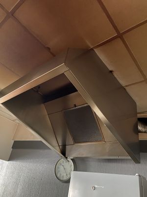 une horloge fixée au plafond d'un train