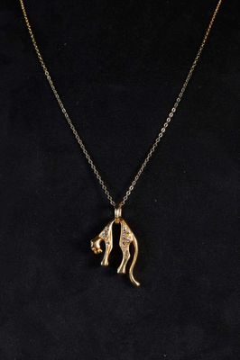 une femme portant un collier en or orné d'un pendentif en forme de kangourou