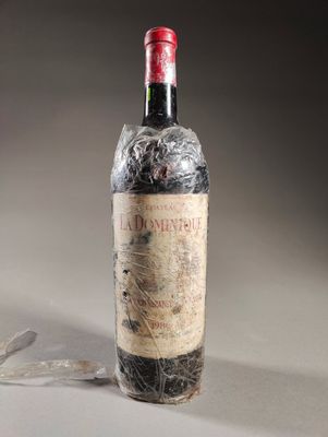 une bouteille de vin emballée dans du plastique