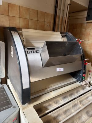 une machine posée sur le comptoir d'une cuisine