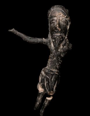 un gros plan sur la statue d'une personne sur fond noir