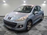 la voiture argentée est garée dans le garage sur le sol en damier