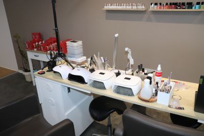 Un ensemble de matériel de prothésite ongulaires dont 4 lampes UV, 2 l - Photo 1