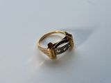 une bague en or et en argent sur un fond blanc