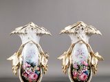 paire de vases anciens en porcelaine, décorés de fleurs et de feuilles