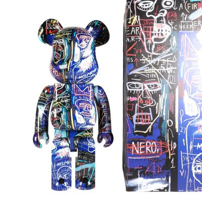 un ours debout à côté d'un skateboard