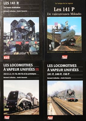 de nombreuses affiches de trains sur les murs d'une gare