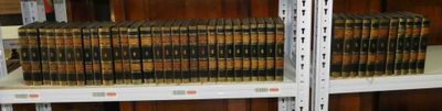 de nombreux livres qui se trouvent sur une étagère dans une bibliothèque