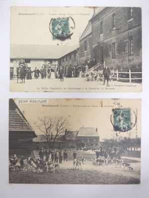 deux vieilles cartes postales représentant des personnes et des animaux dans une ville