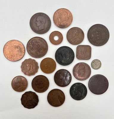 de nombreuses pièces de monnaie de différents types disposées en cercle