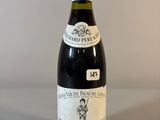 une bouteille de vin posée sur une table