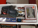 beaucoup de trains miniatures dans une boîte sur une table