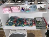 une étagère blanche sur laquelle sont posés plusieurs livres