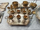 une table avec de l'argenterie et des couverts sur celle-ci