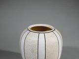 vase blanc et noir orné de lignes sur l'extérieur
