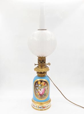 une lampe sur laquelle figure l'image d'une femme