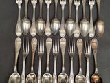 beaucoup de cuillères et de fourchettes en argent sur la table