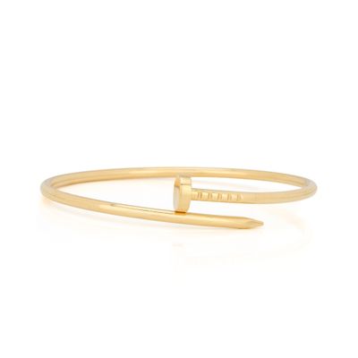 un bracelet en or avec une barre au milieu