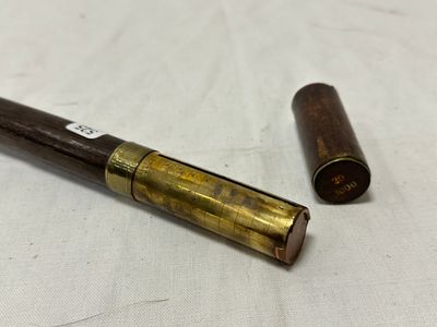 un petit télescope posé sur une table, à côté d'un autre télescope plus petit