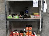 de nombreux pots de peinture sur les étagères du garage