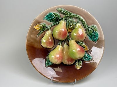 une assiette sur laquelle sont disposées plusieurs poires