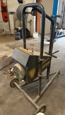 une machine posée sur un chariot dans un garage