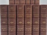douze livres en français sont alignés sur une surface blanche