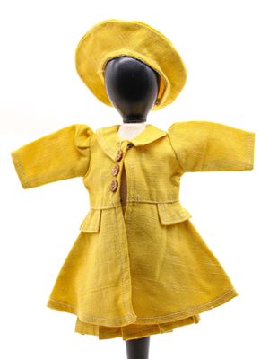 poupée portant un manteau jaune et un chapeau à col blanc