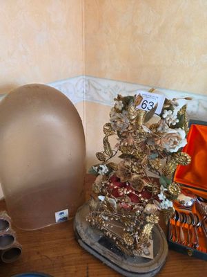 un vase et un chapeau posés sur une table, à côté d'autres objets