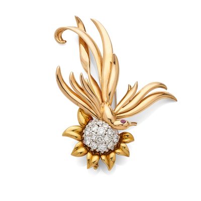 une broche en forme de fleur en or 18 carats et diamants, signée Van Cleef
