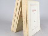 trois livres sont empilés sur une table