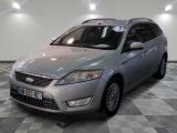La voiture est garée dans le showroom, sur le sol à damier.