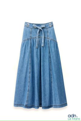 La jupe est bleue et comporte un cordon à nouer à la taille.