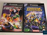 deux jeux vidéo posés sur une table