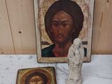 une petite statue de Jésus à côté d'une image de Jésus