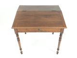 une vieille table en bois surmontée d'un tiroir