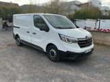 la photo d'une camionnette blanche garée sur un parking